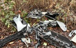 Via Montebello: rifiuti abbandonati a due passi dal centro sportivo