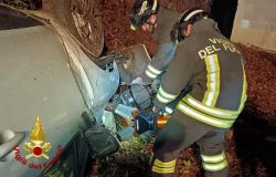 Auto si ribalta sulla Sp76, conducente ferito ed estratto dall'abitacolo