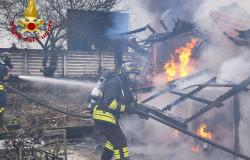 Palazzolo: in fiamme un deposito 