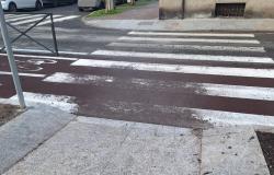 Pista ciclabile, strisce pedonali gi&agrave; 'cancellate'