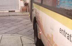 Via Fratelli Ponti: quando passa l&rsquo;autobus le persone sono a rischio