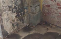 Degrado ai piedi del Pisu: i portici diventano una latrina a cielo aperto