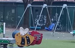 Piazza Mazzini: insudiciata l'area dei bimbi