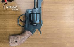 Entra in un ristorante e mostra una pistola per chiedere di cenare