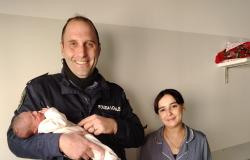 Novara: bimbo nasce in auto scortato dalla Polizia locale