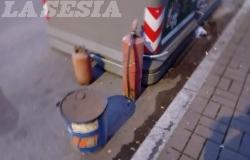 Estintori e una latta di olio per motore abbandonati in via Pietro Micca