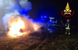 Alice Castello: auto in fiamme lungo la Sp593