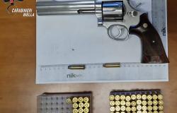 Ubriaco, aggredisce la figlia: trovata in casa sua un'arma illegale