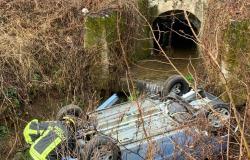 Auto finisce in un canale tra Borgosesia e Valduggia 