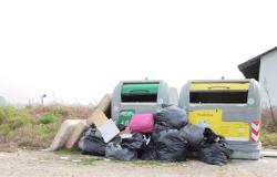 'Una montagna di rifiuti proprio davanti ai bidoni'