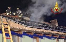 Livorno Ferraris: tetto in fiamme in via Solaro del Borgo