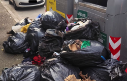 Trenta sacchi di rifiuti abbandonati in strada: individuati i responsabili