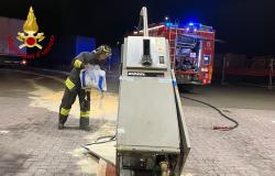 Autoarticolato finisce contro la colonnina del distributore