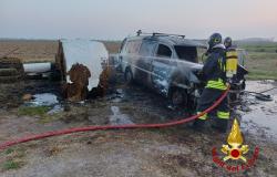Santhi&agrave;: incendio di un furgone e di una rotoballa di fieno