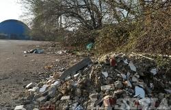 Una discarica a cielo aperto accanto al campo dei ragazzi