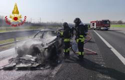 Carisio: auto avvolta dalle fiamme in autostrada