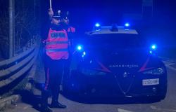 All'alt dei carabinieri lanciano un panetto di droga dal finestrino dell'auto
