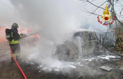 Furgone in fiamme a Trino sulla SP 31bis