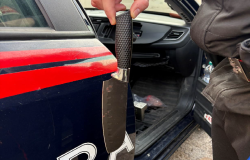 Entra in un asilo con un grosso coltello da cucina: fermata col taser