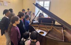 Gli alunni della "Rosa Stampa" viaggiano tra le note con "Archi a scuola"