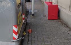 Abbandonano un divano in corso Fiume