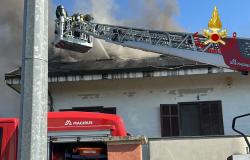 Crova: da un camino l'incendio si estende a tetto e mansarda