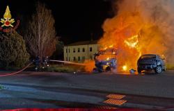 In fiamme camper e auto posteggiati in via Liguria