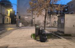 Casale Monferrato: abbandona rifiuti in piazza Don Palena, identificato