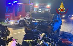 Santhi&agrave;: scontro frontale tra auto e moto, centauro ferito