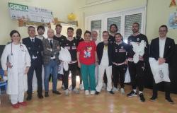 La Pro Vercelli porta in dono le uova di Pasqua ai piccoli ricoverati
