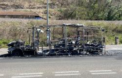 Borgosesia, bus navetta distrutto dalle fiamme