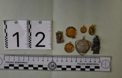 Rapinano un'anziana e le sottraggono 3 chili di monili in oro