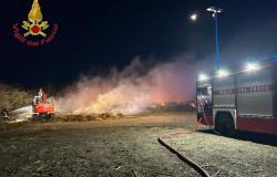 Grosso incendio nel Novarese, il vento peggiora la situazione