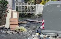 Vicino ai cassonetti di via Monfalcone i resti... di una stanza