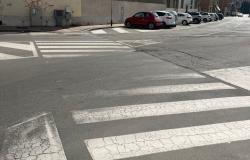 Zona ospedale: strisce pedonali cancellate in due punti