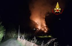 Quarona: fiamme nella zona del laghetto vicino alle abitazioni