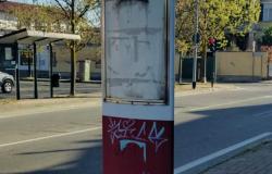 Gran parte degli orari di partenza alle fermate dei bus sono illeggibili