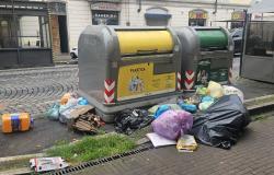 Abbandono selvaggio di rifiuti senza fine in citt&agrave;