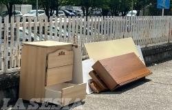 Via Benadir: "Mobili abbandonati e rifiuti per terra vicino ai cassonetti"
