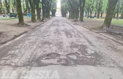 Piazza Mazzini: ok erba e pulizia, ma l&rsquo;asfalto &egrave; sempre pi&ugrave; deteriorato