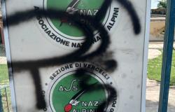 Imbrattati i simboli dell'Ana e del volontariato 