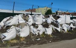 Rifiuti ammassati fuori dalla recinzione del Centro Sportivo Mario Ardissone in via
Vicenza