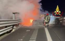 Balocco: auto completamente avvolta dalle fiamme sulla A4