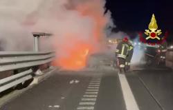 Auto in fiamme in autostrada, poco prima dell'uscita di Balocco