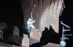 La discesa della Befana in piazza Cavour (VIDEO)