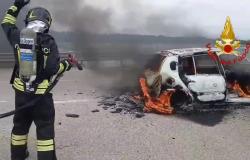 Auto in fiamme dopo un incidente tra San Giacomo Vercellese e Villarboit