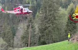 Cade in un dirupo in montagna