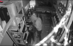 Entra in un bar di Verbania e ruba 2000 euro, ma è tradito da un tatuaggio
