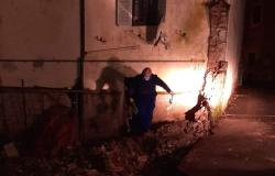 Rovasenda: crolla il muro del cortile della canonica