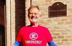 Tremila chilometri a piedi per donare protesi a chi non pu&ograve; pi&ugrave; camminare